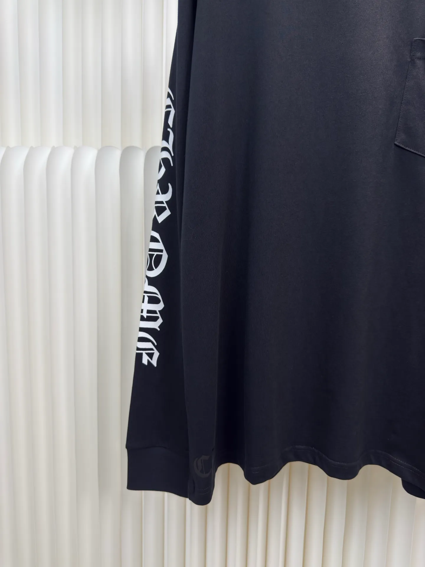 P290 Chrome Hear Sanskrit collar long sleeves. The fabric is made of 26 weave 200 grams cotton. The printing is ink printing. Customized accessories. Size S M L